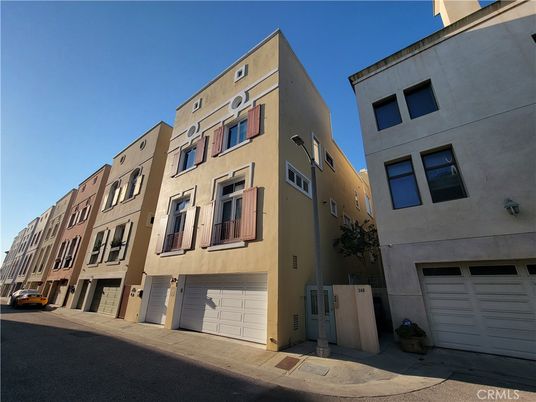 Attached, Exterior, Facade, Rowhouse