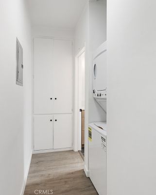 Interior, Utility Closets, Washer, Wood Texture Flooring