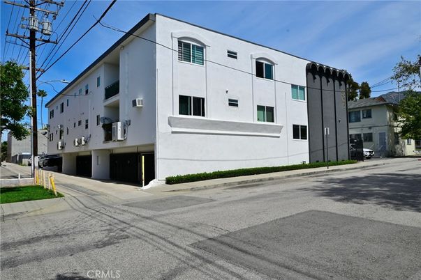 Exterior, Facade, Modern