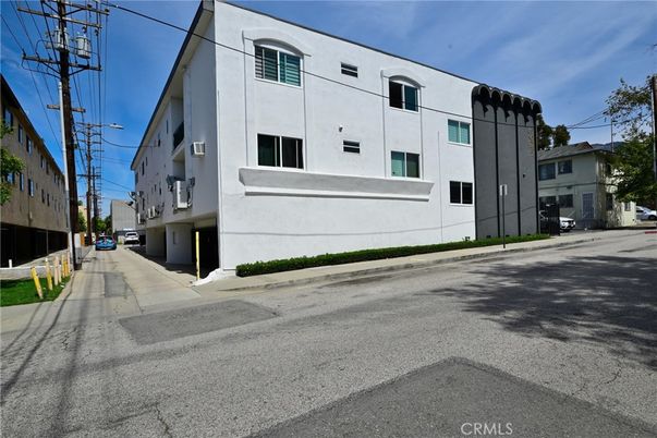 Exterior, Facade, Modern