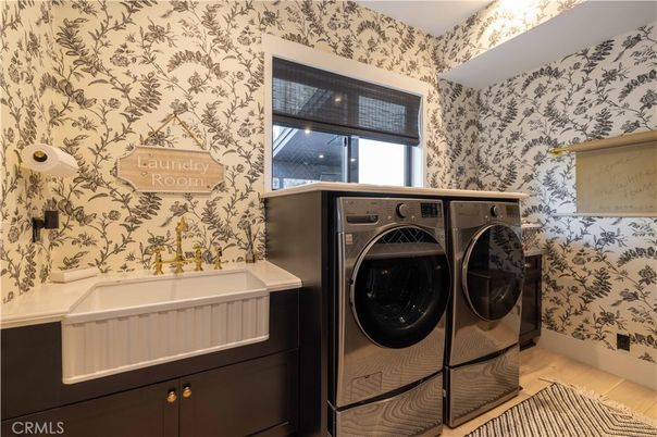 Interior, Washer, Wood Texture Flooring