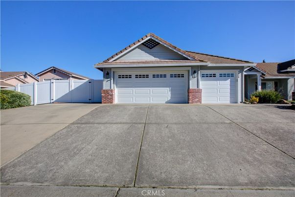 Attached, Exterior, Facade, Ranch