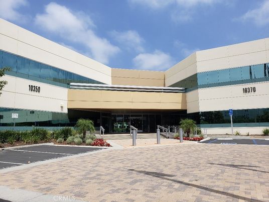 Exterior, Facade, Modern