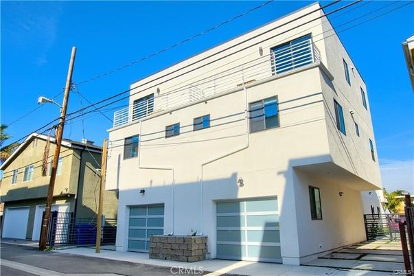 Attached, Exterior, Facade, Modern