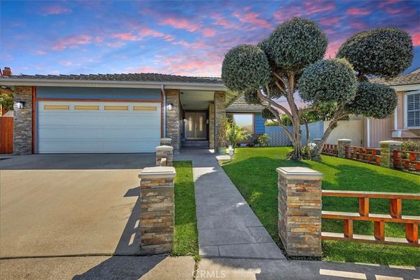 Attached, Exterior, Facade, Ranch