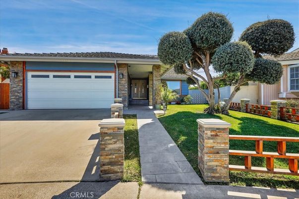 Attached, Exterior, Facade, Ranch