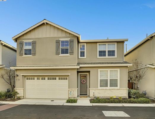 Attached, Exterior, Facade, American Craftsman
