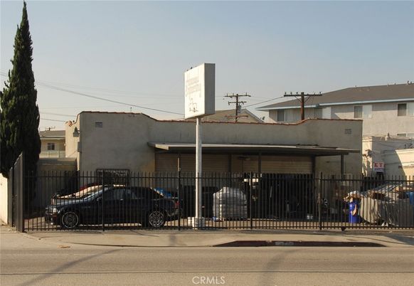 Exterior, Facade, Modern
