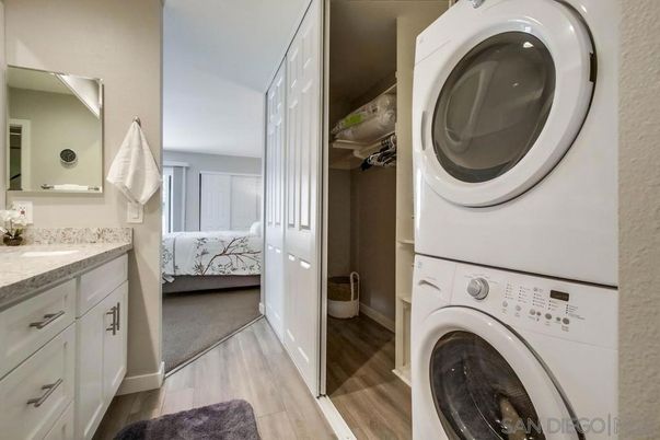 Bedroom, Interior, Utility Closets, Washer, Wood Texture Flooring