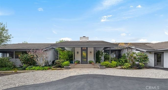 Exterior, Facade, Ranch