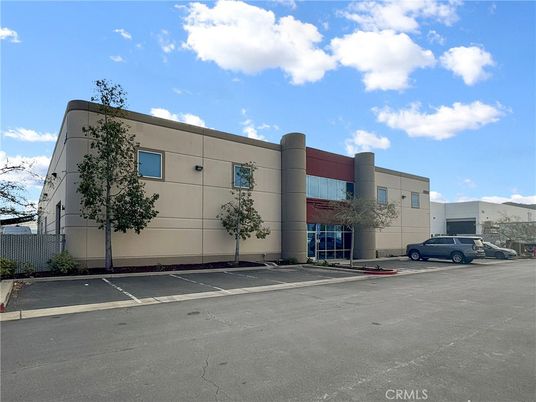 Exterior, Facade, Modern