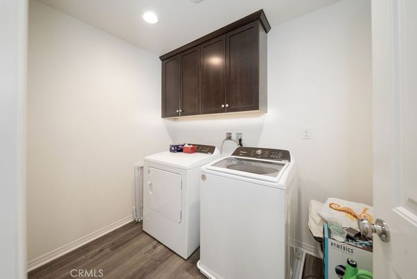 Interior, Recessed Lighting, Washer, Wood Texture Flooring