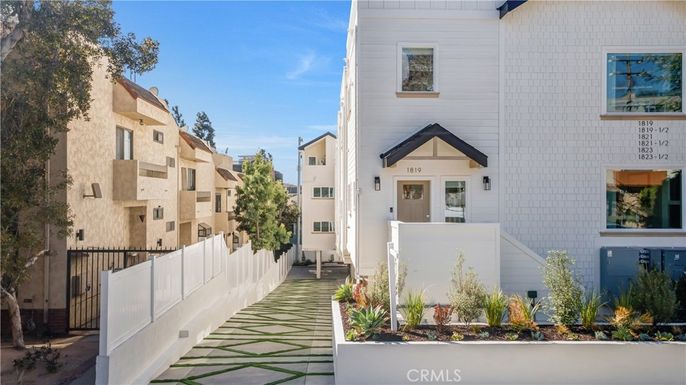 Exterior, Facade, Rowhouse