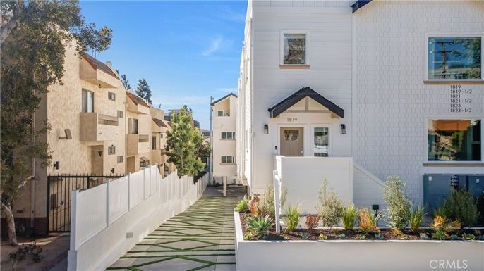 Exterior, Facade, Rowhouse