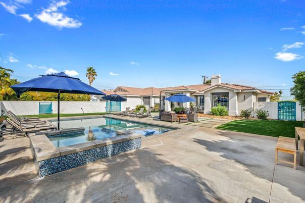Exterior, Pool