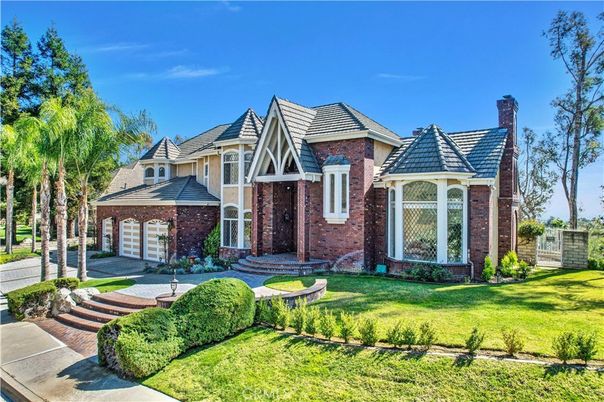 Attached, Backyard, Exterior, Facade, Brick Facade, Queen Anne Victorian