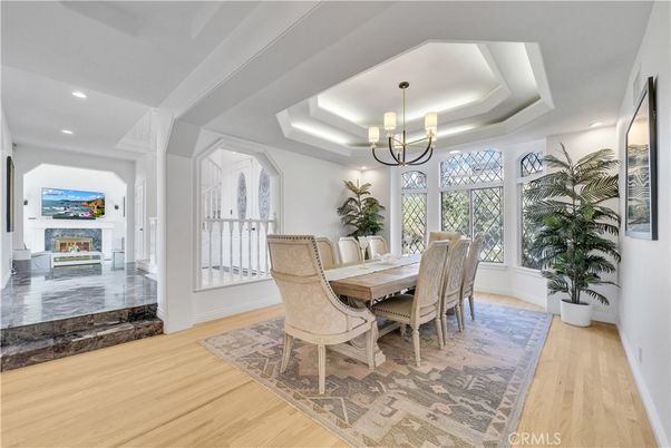 Chandelier, Dining room, Interior, Recessed Lighting, Wood Texture Flooring