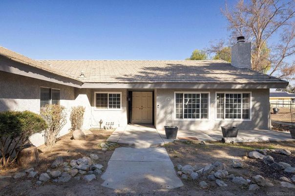 Exterior, Facade, Ranch