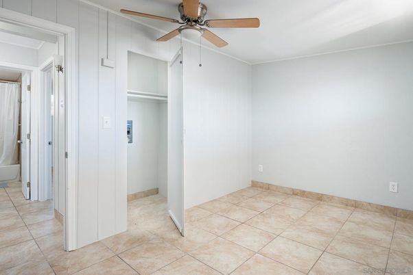 Empty room, Interior