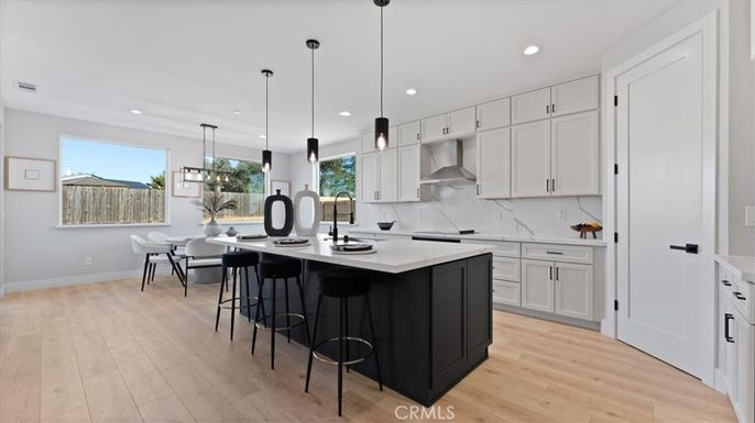 Dining room, Interior, Kitchen, Marble Walls, Pendant Lights, Recessed Lighting, Stainless Steel Appliances, Wood Texture Flooring