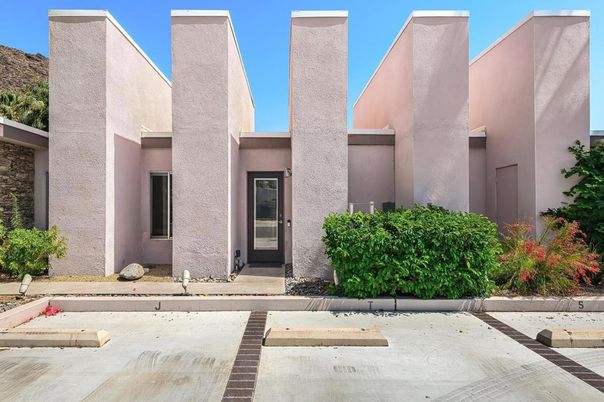 Exterior, Facade, Modern