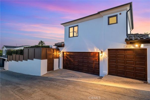 Attached, Exterior, Facade, Modern