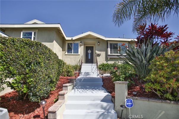 Exterior, Facade, Ranch