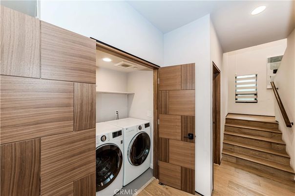 Interior, Recessed Lighting, Washer, Wood Texture Flooring