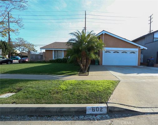 Attached, Exterior, Facade, Ranch