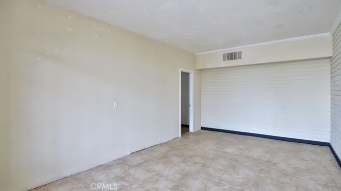 Empty room, Interior