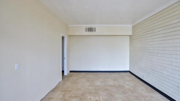 Empty room, Interior