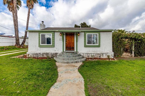 Exterior, Facade, Ranch
