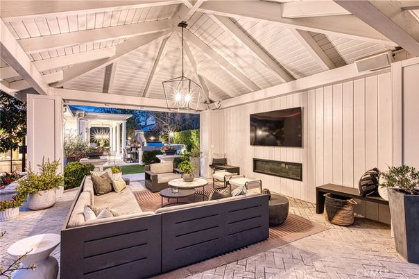 Exterior, Fireplace, Pendant Lights