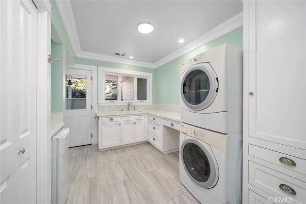 Interior, Recessed Lighting, Utility Closets, Washer, Wood Texture Flooring