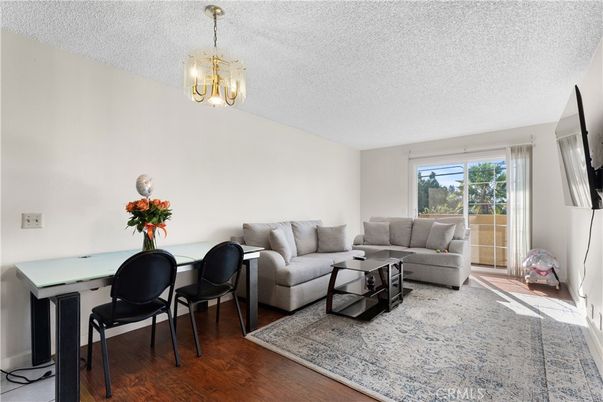 Chandelier, Dining room, Interior, Living room, Pendant Lights, Wood Texture Flooring