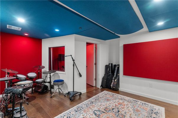 Interior, Recessed Lighting, Wood Texture Flooring