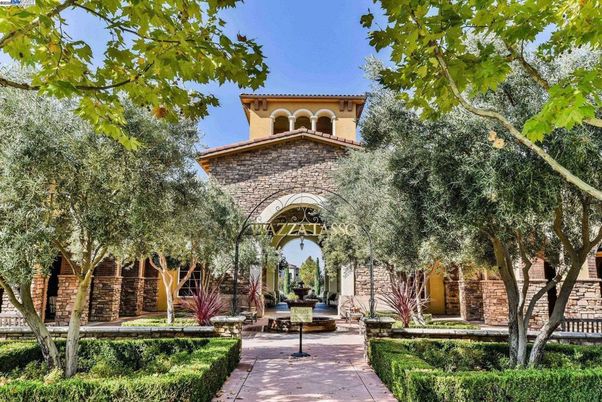 Exterior, Facade, Mediterranean