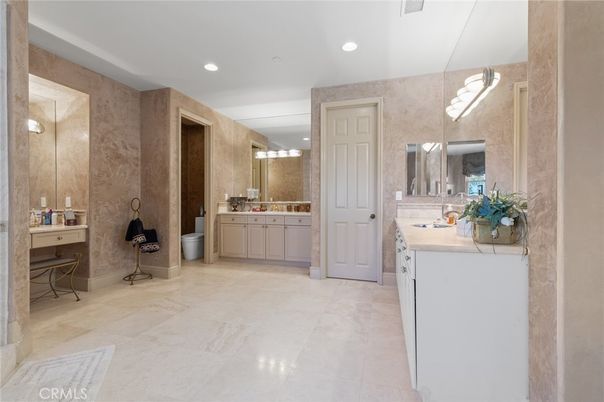 Bathroom, Dual Sink Vanities, Interior, Recessed Lighting