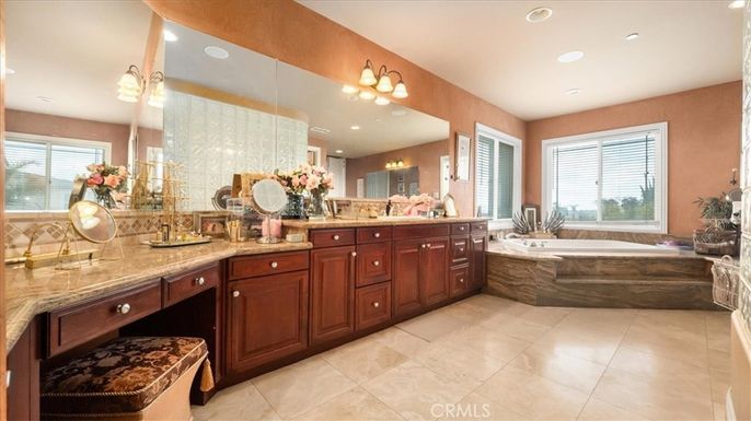 Bathroom, Dual Sink Vanities, Interior, Recessed Lighting