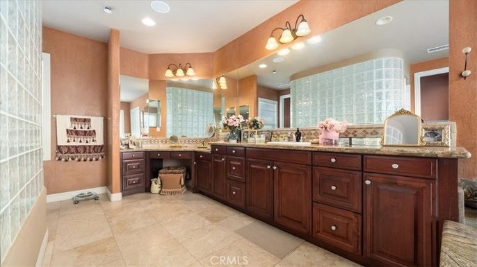 Bathroom, Dual Sink Vanities, Interior, Recessed Lighting