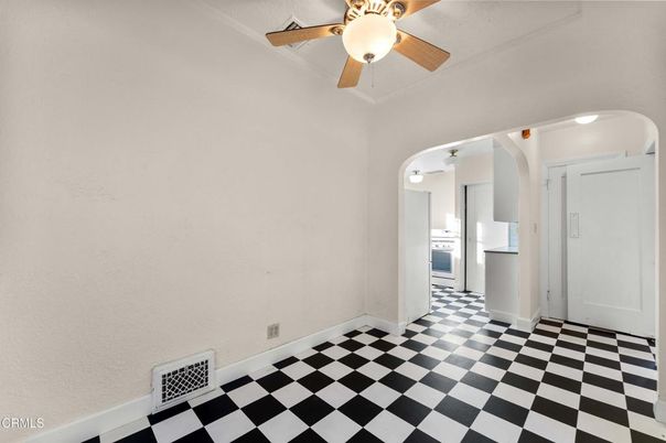 Empty room, Interior