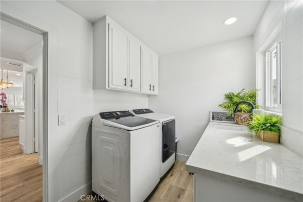 Interior, Pendant Lights, Recessed Lighting, Washer, Wood Texture Flooring