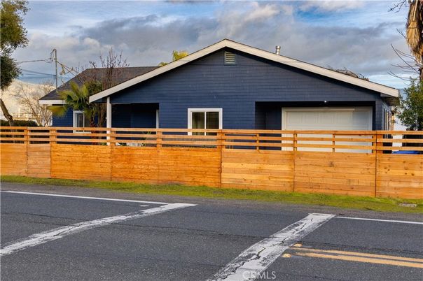 Attached, Exterior, Facade, Ranch