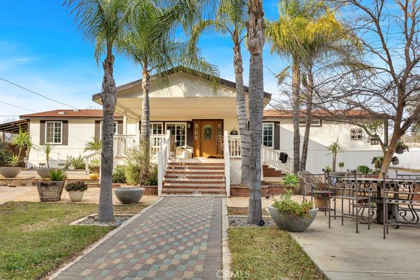 Exterior, Facade, Ranch