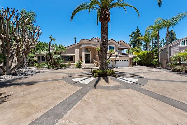 Attached, Exterior, Facade, Mediterranean
