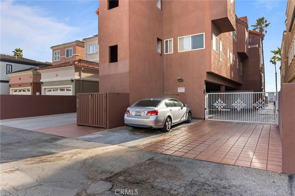 Attached, Exterior, Facade, Rowhouse