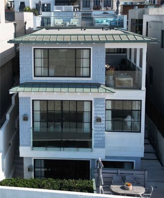 Exterior, Facade, Rowhouse