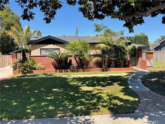 Backyard, Exterior, Facade, Brick Facade, Ranch