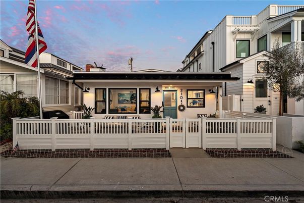 Exterior, Facade, Queen Anne Victorian