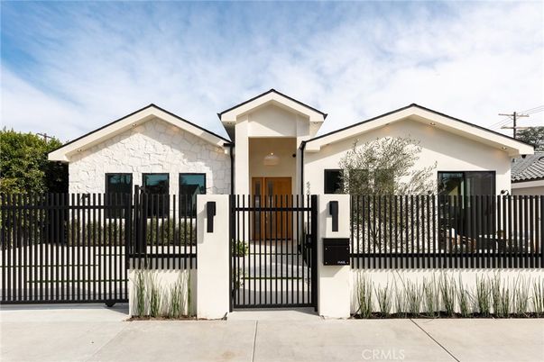 Exterior, Facade, Modern